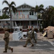 Florida Army National Guard letar efter eventuella kvarvarande invånare i nästan övergivna Bradenton Beach.