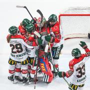 Frölundas målvakt Stephanie Neatby och Alva Johnsson jublar med lagkamrater efter final två i SDHL mellan Luleå och Frölunda den 14 mars 2025 i Luleå. 