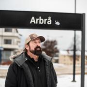 Skådespelaren Peter Stormare fotograferad i den by där han växte upp, den 3 december 2023. Intervju i samband med hans boksläpp ”Pojken från Arbrå”.