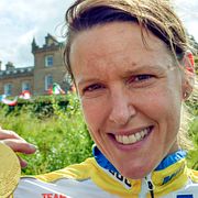 Annika Billstam med sitt guld.