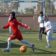 Arkivbild. Flickor spelar fotboll i Mazar-i-Sharif i Afghanistan, i april 2014. 