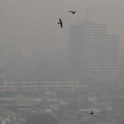 Smog över thailändska staden Chiang Mai i april. 