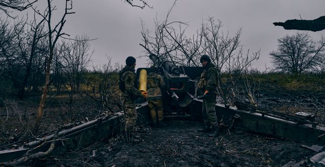 Ukrainska soldater förbereder artillerield nära Bachmut, bild från november.  Libkos / AP