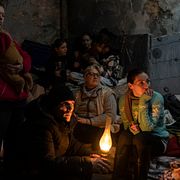 En familj söker skydd i ett skyddsrum i Mariupol, Ukraina, kort efter den fullskaliga ryska invasionen. Fotot är en del i en prisbelönt serie av AP-fotografen Evgenij Maloletka.