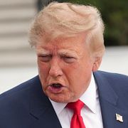 Till vänster: USA:s Greklandsambassadör Kimberly Guilfoyle. Till höger: Donald Trump fotograferad vid Vita huset i lördags.