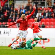 Sirius målvakt August Ahlin river ner Kalmars Oliver Berg som får straff med sig.