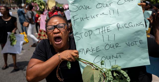 Demonstrant i Abuja på tisdagen.  Ben Curtis / AP
