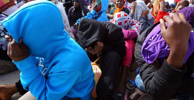 Migranter i ett uppsamlingsläger i Tripoli. MAHMUD TURKIA / AFP