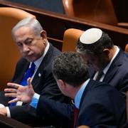 Israels premiärminister Benjamin Netanyahu och säkerhetsminister Itamar Ben-Gvir. närmast till höger om Netanyahu.