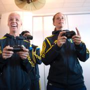 Tidigare landslagsstjärnorna Caroline Seger och Lotta Schelin testar EA:s Fifa-spel.