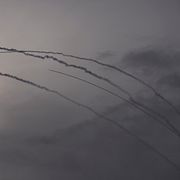 Iranska robotar som avfyrats mot Israel skjuts ner.