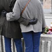Minnesplats efter bussolyckan där tre personer omkom under fredagseftermiddagen när en buss körde in i en busskur på Östermalm i Stockholm. 