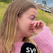 Nicole Knudsen till vänster, ormen Rammstein i mitten och ett skadat hus till höger.