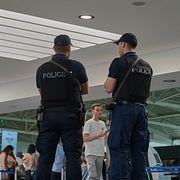 Cypriotisk polis på flygplatsen där en av svenskarna greps.