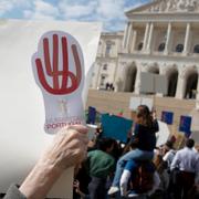 Demonstranter utanför parlamentet, arkivbild. 