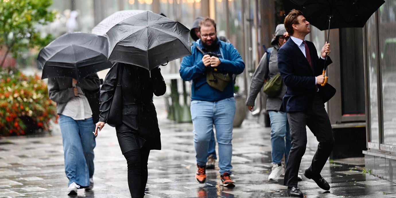 Höstväder med regn och blåst i centrala Stockholm.