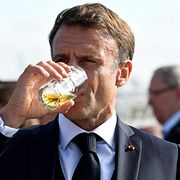Frankrikes president Emmanuel Macron avnjuter en öl.