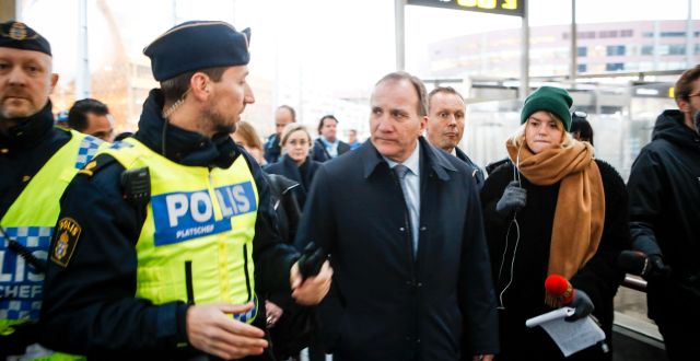 Statsminister Stefan Löfven (S) visas runt av polisen Robert Matic då han besöker gränskontrollen vid Hyllie station Drago Prvulovic/TT / TT NYHETSBYRÅN