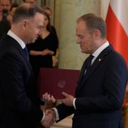 Donald Tusk och Andrzej Duda skakar hand i samband med att Tusk svärs in som ny premiärminister, 13 december 2023.