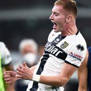 Kulusevski firar sitt mål mot Genoa.