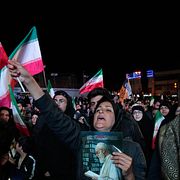 Proregimska demonstranter i Teheran under natten.