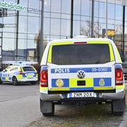 Polisen på plats vid skottlossningen vid Kungens kurva.