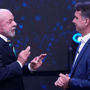 Lula da Silva och Flávio Bolsonaro under en tv-debatt den 18 oktober 2026.