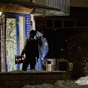Polisen arbetar vid brottsplatsen.