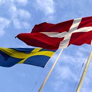 Danska och svenska flaggan. 