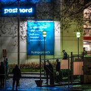 Polis och evakuerade vid Postnords postterminal i Årsta i södra Stockholm där en explosion inträffade på fredagskvällen.