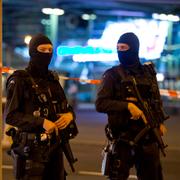 Arkivbild från 2016. Militärpolis utanför flygplatsen Schiphol i Amsterdam. 