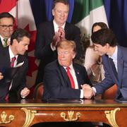 Trump tillsammans med Mexikos avgående president Enrique Peña Nieto och Kanadas premiärminister Justin Trudeau på fredagen.