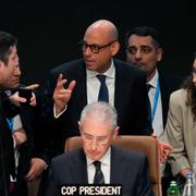 Mukhtar Babayev, omgärdad av förhandlare från EU och Azerbajdzjan under klimattoppmötet COP29.