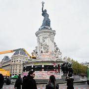 Arkivbild: Städinsats efter helgens protester i Paris. 