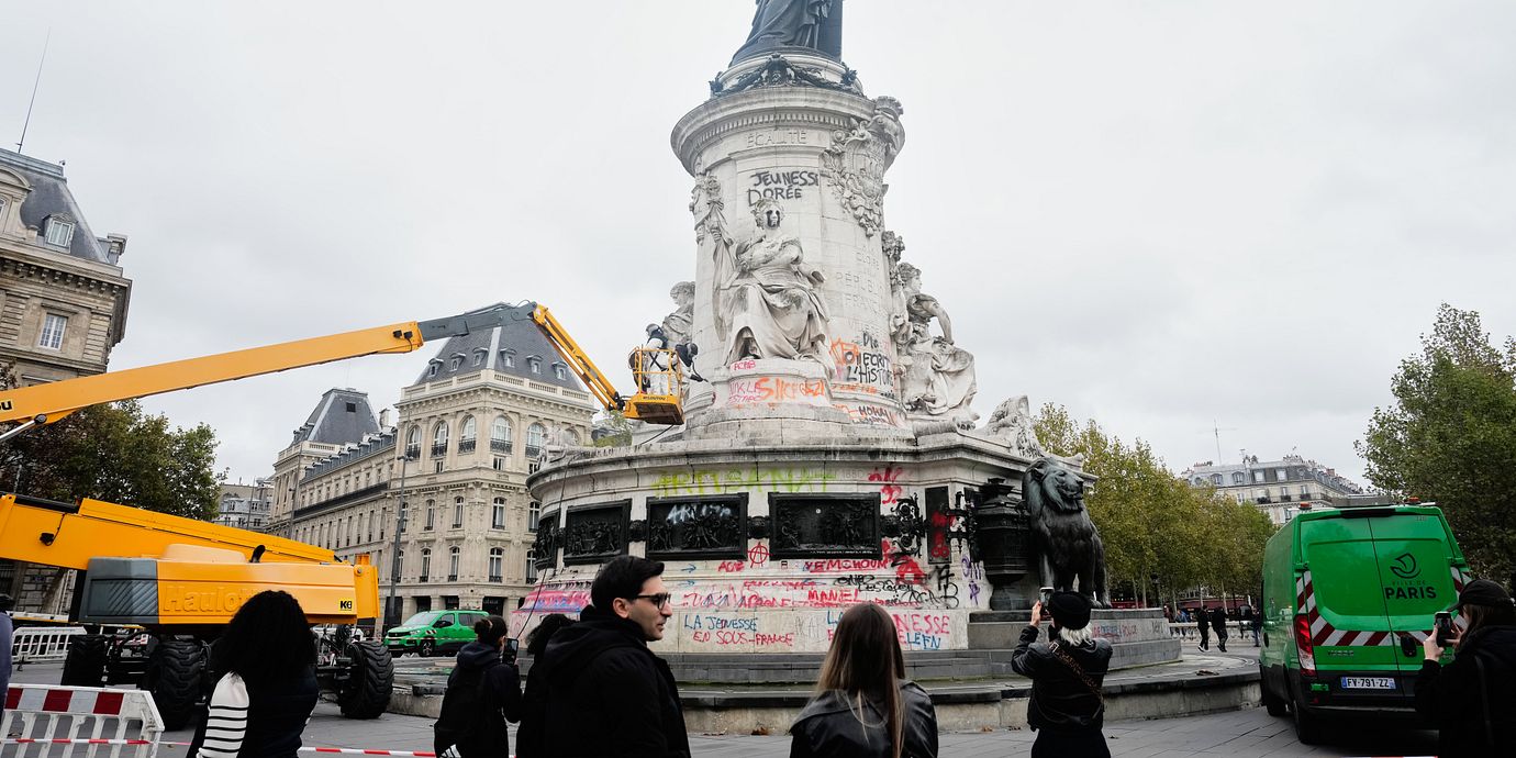 Arkivbild: Städinsats efter helgens protester i Paris. 