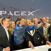 Space X-höjdare vid börsnoteringen på Nasdaq i New York den 12 juni.