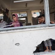 Palestinska barn i en förstörd Unrwa-skola.