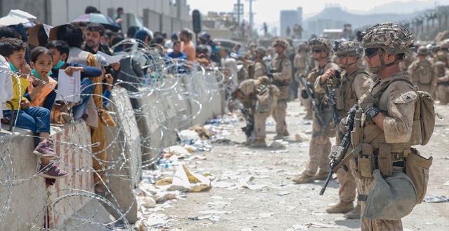 Amerikanska soldater och flyktingar i Kabul. Lance Cpl. Nicholas Guevara / TT NYHETSBYRÅN