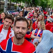 Magnus Iversen köar med andra supportrar.