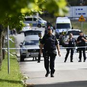 Poliser på plats efter skolattacken i Eslöv. 