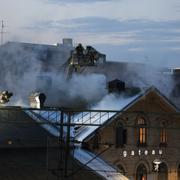 En kraftig brand rasar i tågstationsbyggnaden i Lund. Branden bröt ut i samband med att ett kafé vid stationen utsatts för ett misstänkt brandattentat, skriver polisen på sin sajt.