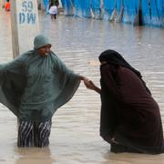 Kvinnor vadar genom Mogadishu efter omfattande regn den 20 november.