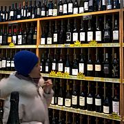 En kvinna i Peking tittar på vin. Bilden är tagen 2019.