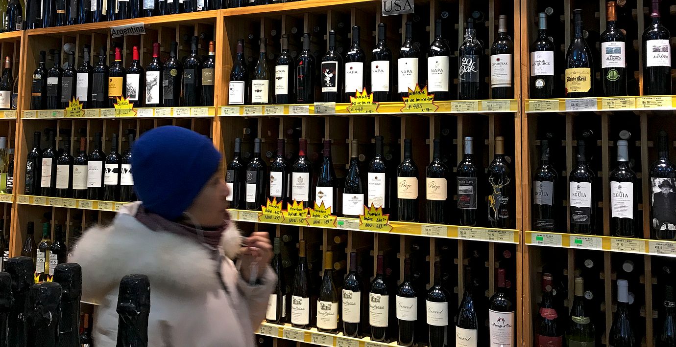 En kvinna i Peking tittar på vin. Bilden är tagen 2019.
