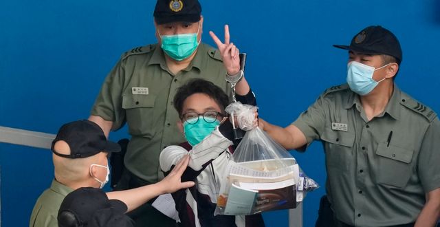 Aktivisten Figo Chan eskorteras till rätten i maj.  Kin Cheung / TT NYHETSBYRÅN