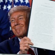 Trump visar en presidentorder i juli 2025