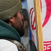 En man i Moskva sörjer ayatolla Ali Khamenei.