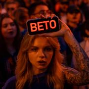 En demonstrant håller upp en telefon med texten "veto"under en protest mot den nya antikorruptionslaget i Kyiv på tisdag. Demonstratnerna krävde att Zelenskyj inte skulle godkänna lagförslaget. 