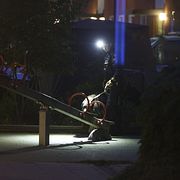 En stor polisinsats pågår i stadsdelen Kvarngärdet i Uppsala efter att en man i 20-årsåldern har skjutits till döds på söndagskvällen.