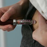 Illustrationsbild. En kvinna tar en dos insulin med en insulinpenna.